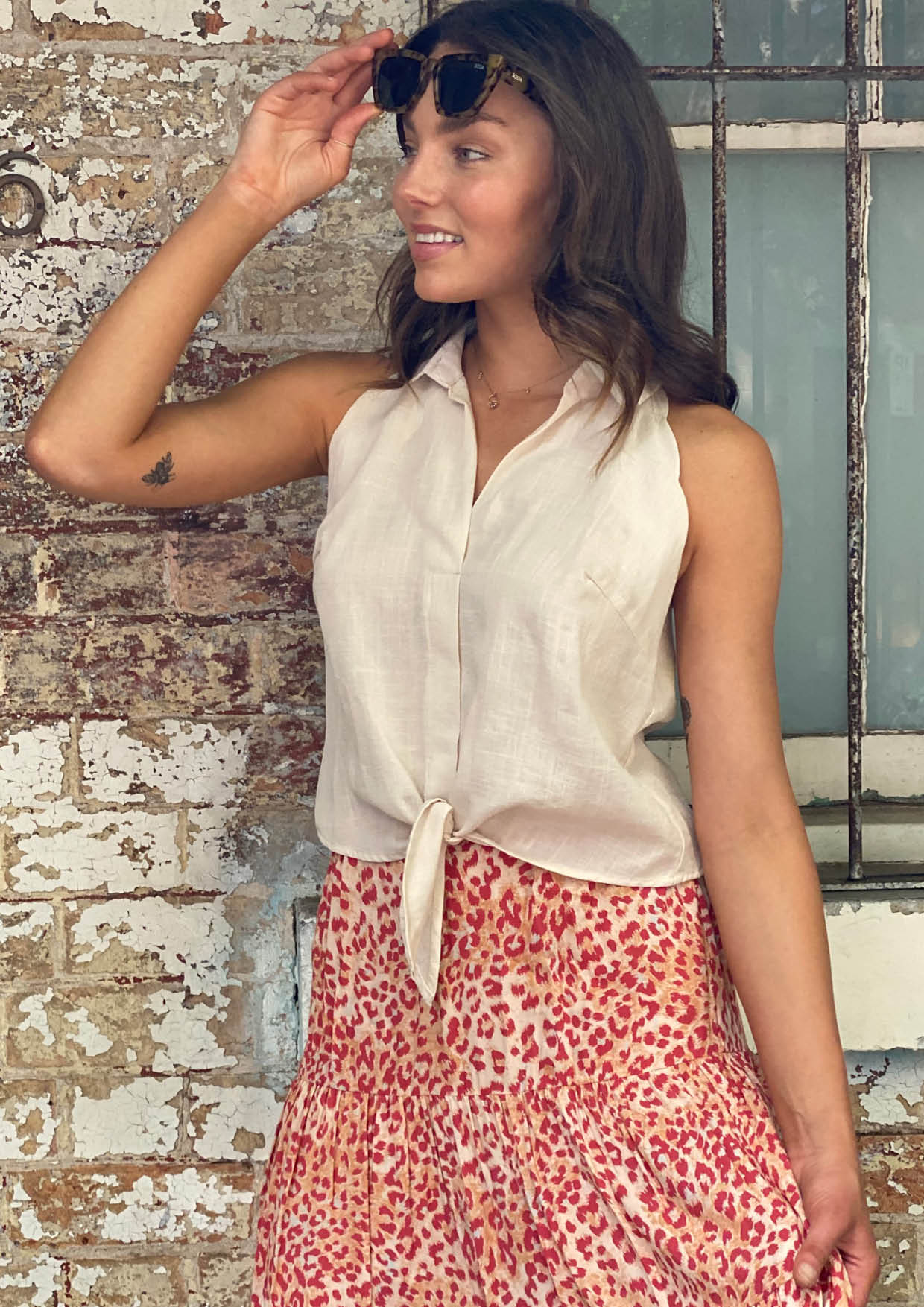 YW2373SS Sleeveless Knot Colllar Shirt (Pack)