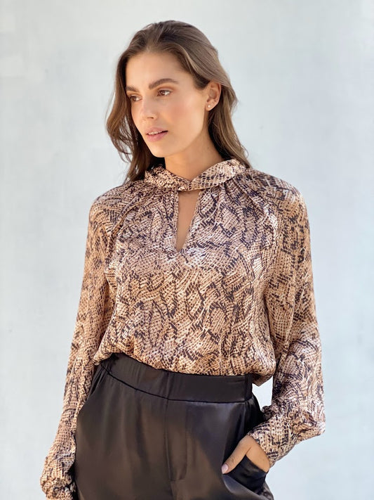 LA1387SS Snake Print Keyhole Blouse