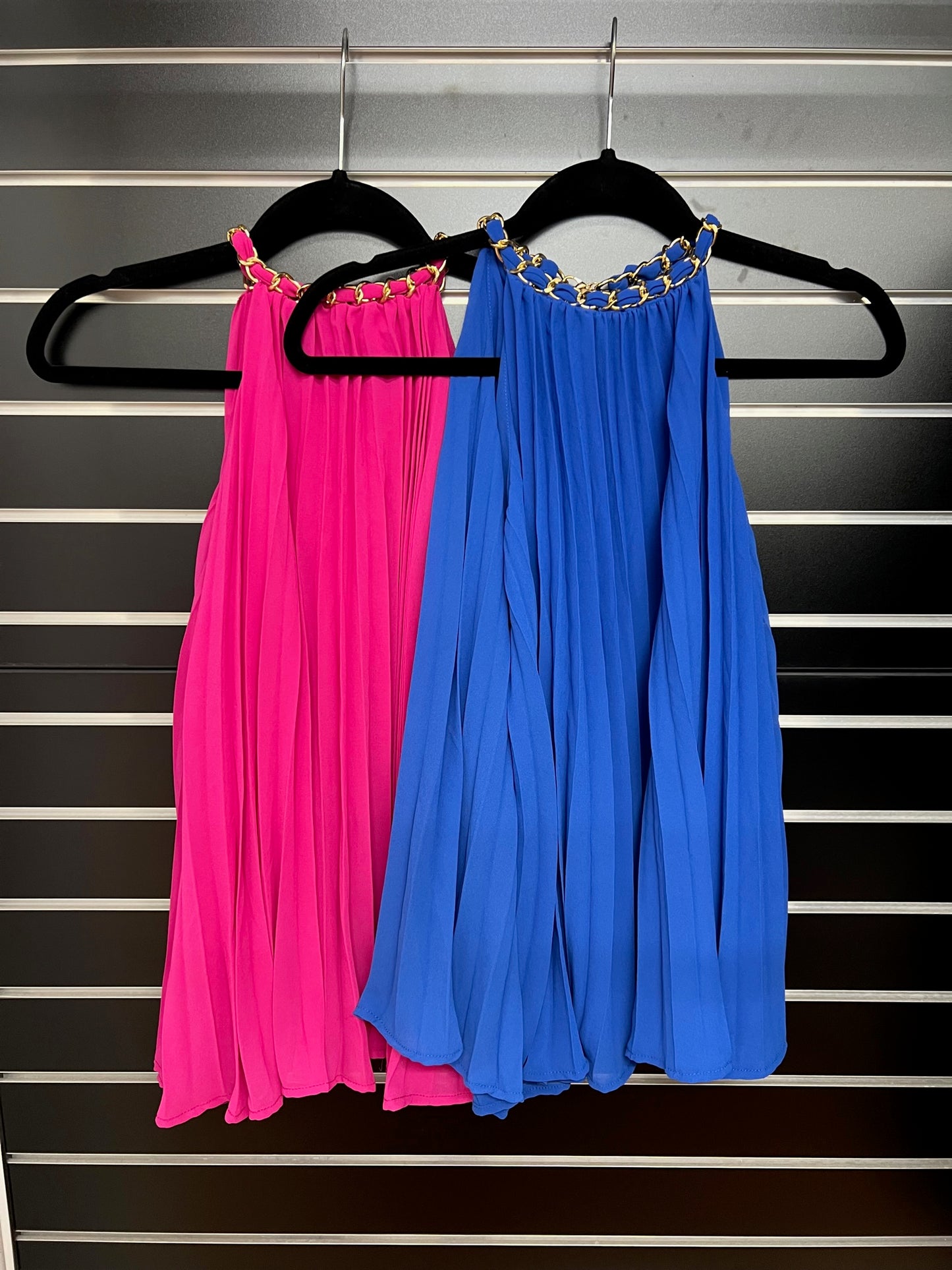 XW20532SS Sleeveless Pleated Chain Neck Top